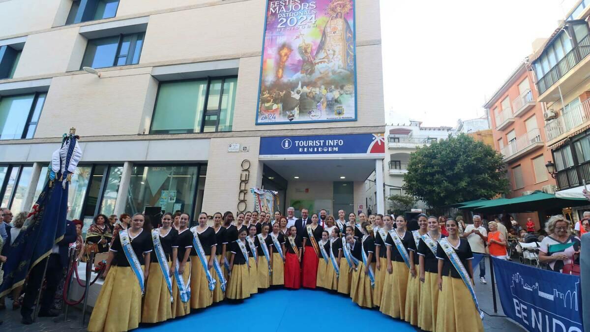 Benidorm celebra el día de su patrón y presenta el cartel anunciador de las Festes Majors Patronals 2024, obra del diseñador Miquel Benítez 