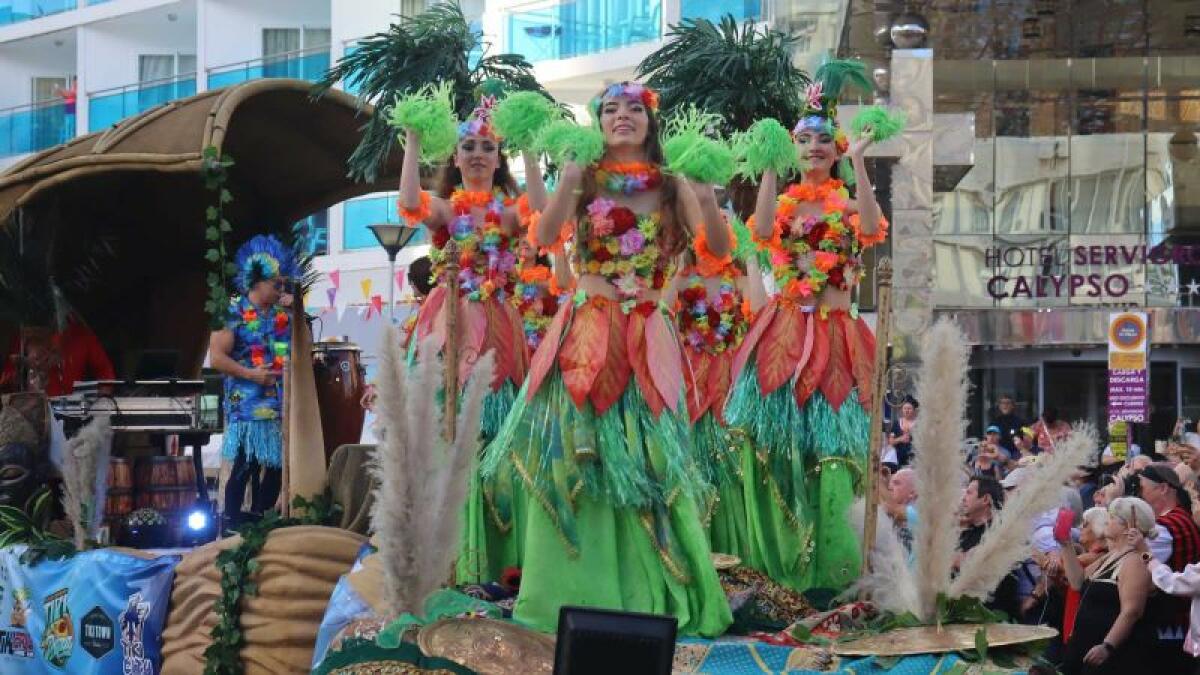 Unas 40.000 personas llenan las calles del Rincón de Loix color y alegría en la 25ª edición de la ‘Fancy Dress Party’ 