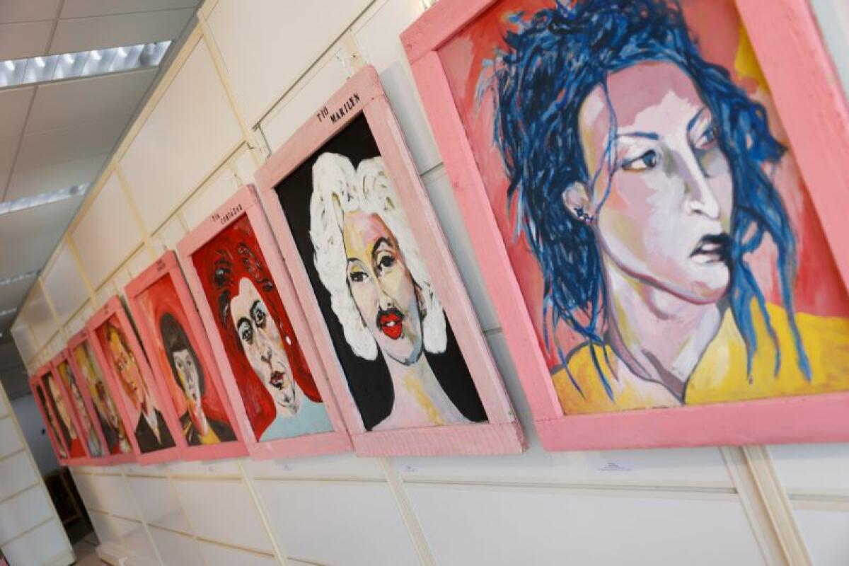 La artista Mar Ruiz presenta en la Casa de Cultura de l’Alfàs su exposición ‘Soy un mar de dudas’
