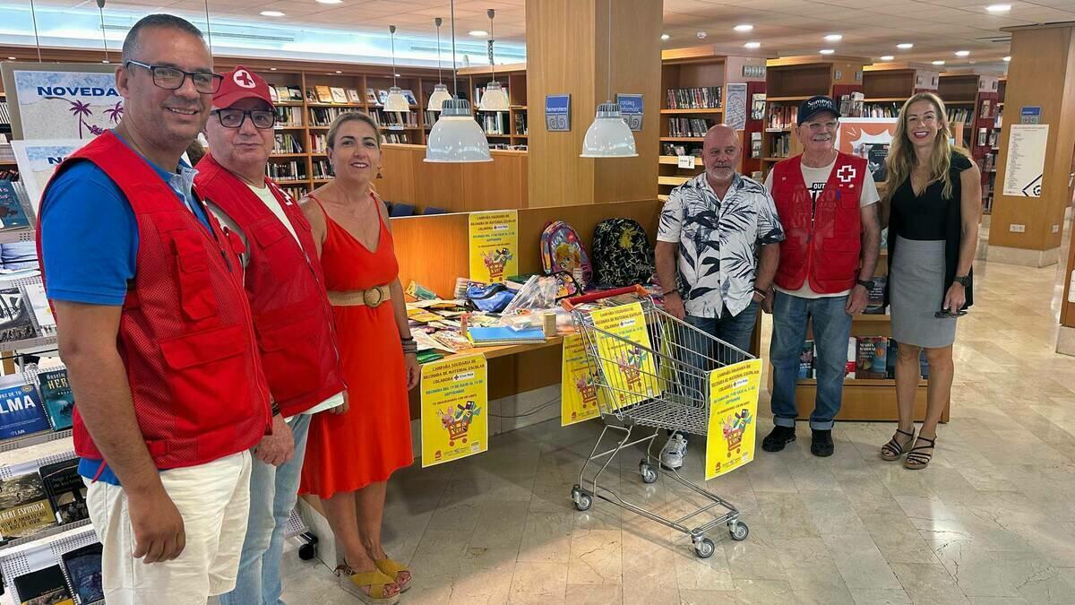 La Red de Bibliotecas de Benidorm entrega a Cruz Roja el material escolar recogido en la campaña solidaria