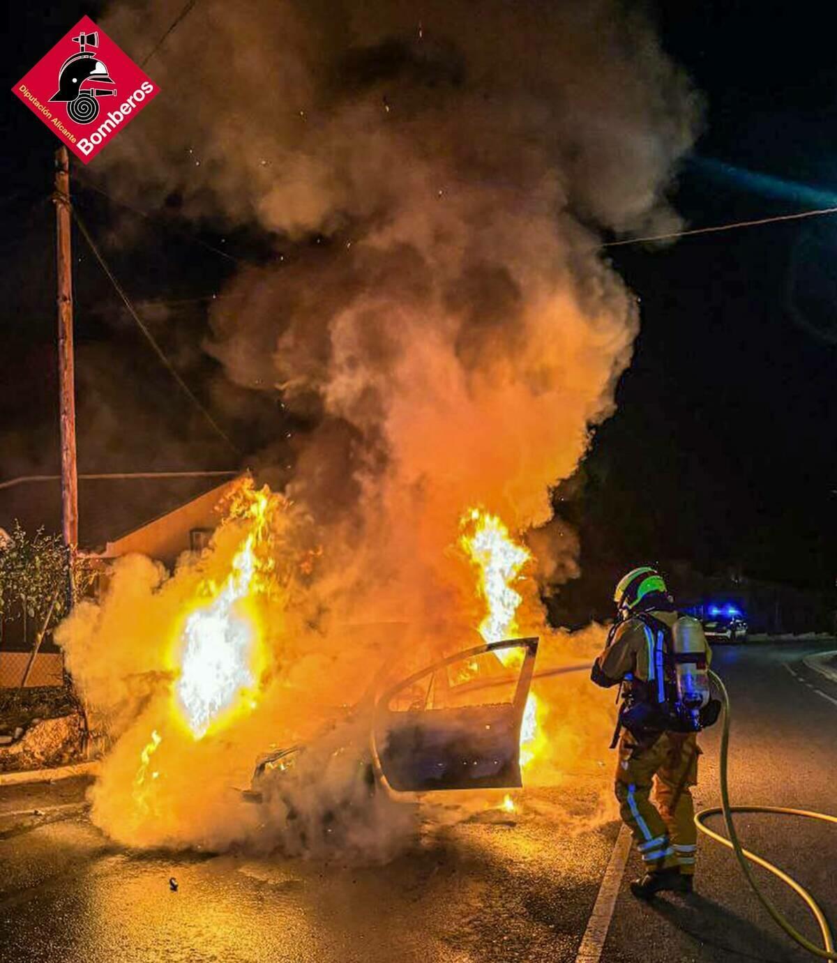 INCENDIO DE VEHICULO EN VILLAJOYOSA