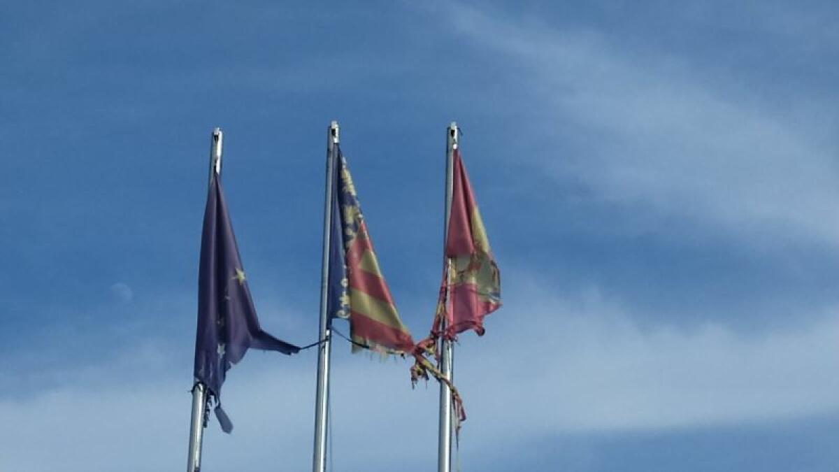 VOX denuncia la situación de abandono de las banderas en el instituto de Alfaz del Pi