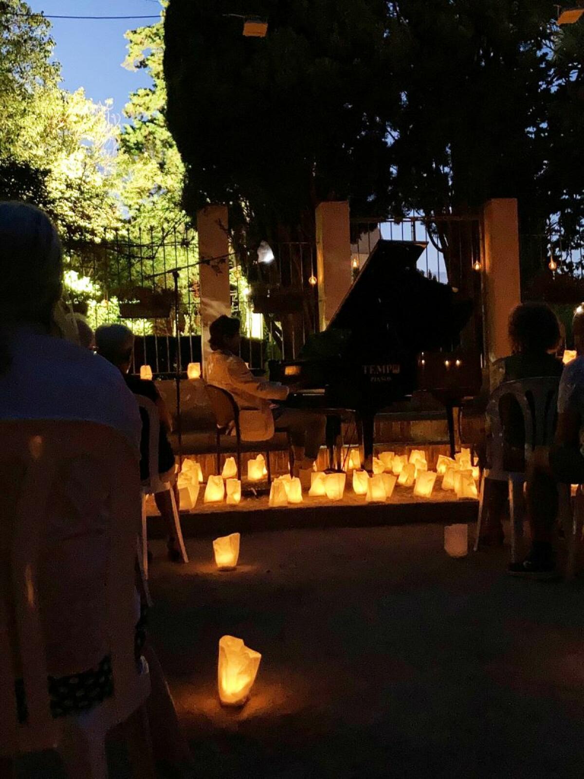 1 piano y 200 velas encandilaron a los espectadores del concierto que ofreció David Gómez anoche en la Vila Joiosa