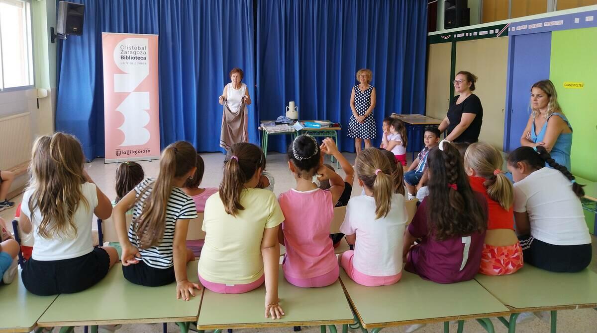 Escolares aprenden sobre la igualdad a través de la lectura de los cuentos del proyecto “Bolic de contes”