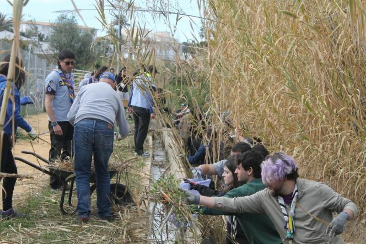 Más de un cetenar de scouts valencianos se interesan por el Poador del Pontet y ayudan en las tareas de mantenimiento de la zona