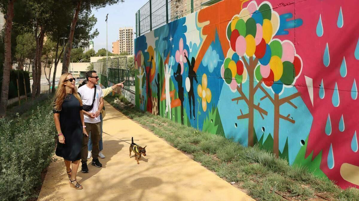 El artista benidormense Christian Cortés finaliza la decoración del mural perimetral del nuevo parque urbano de la avenida Marina Alta 