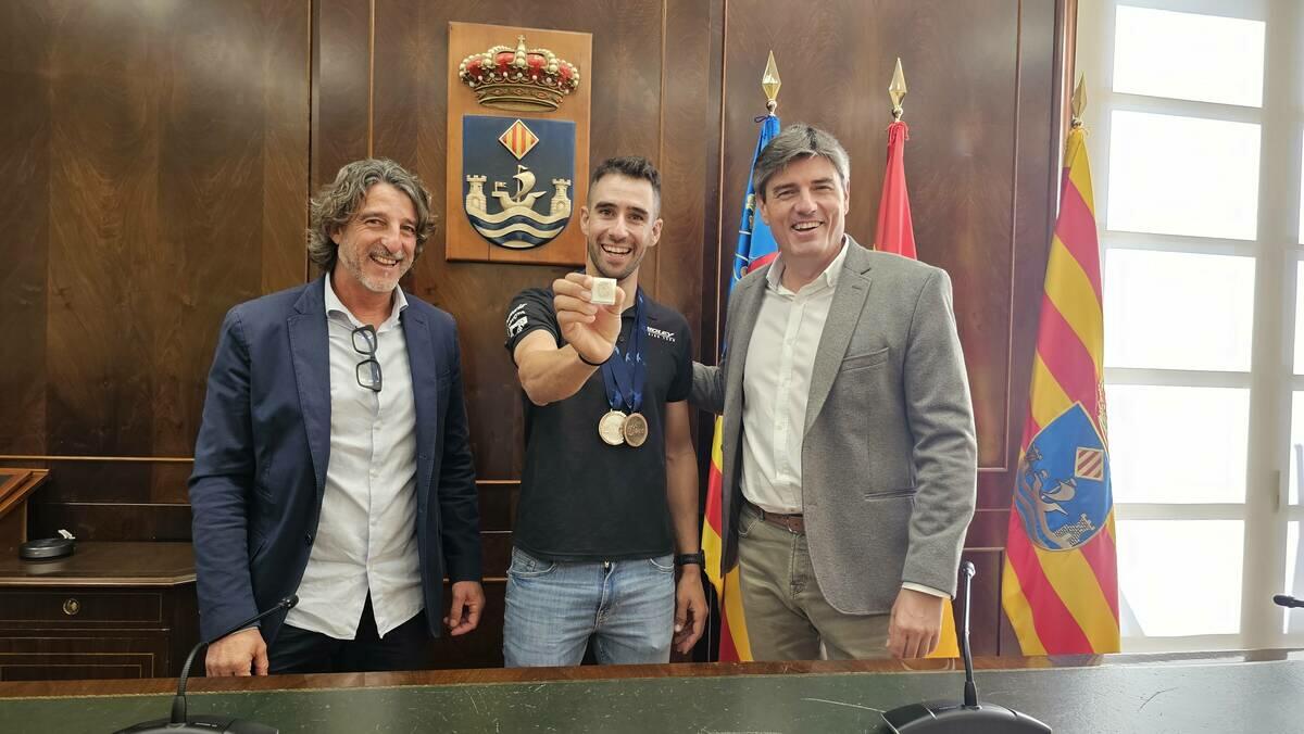 El Alcalde Marcos Zaragoza recibe al ciclista vilero Felipe Orts, subcampeón de Europa de Ciclocrós