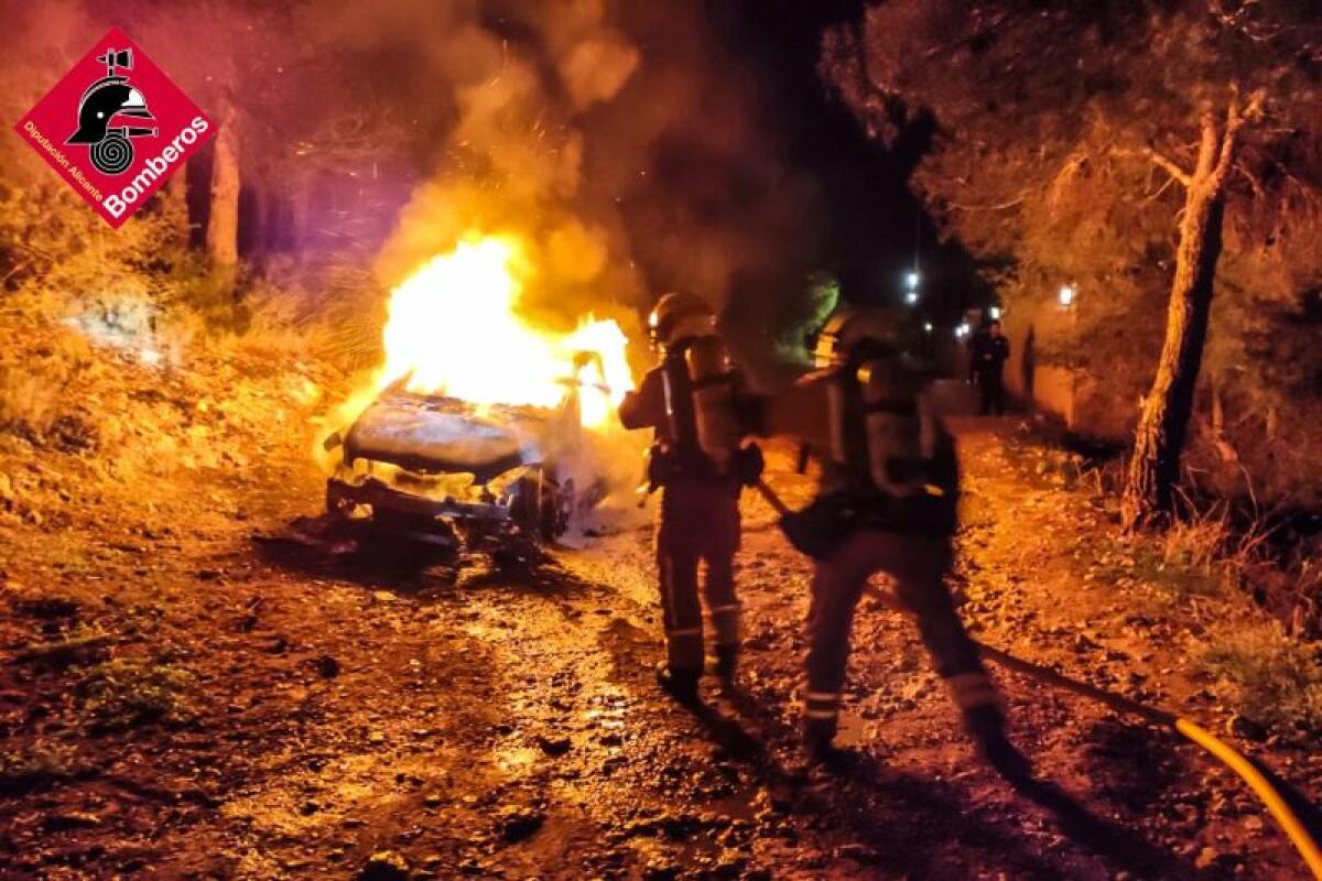 Los Bomberos sofocan un incendio de un vehículo en La Nucia