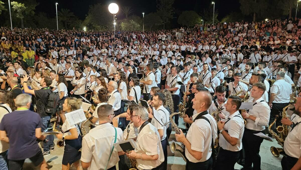 Más de 500 músicos participan en la Entrada de Bandas con la que se inician las fiestas de Moros y Cristianos de Villajoyosa