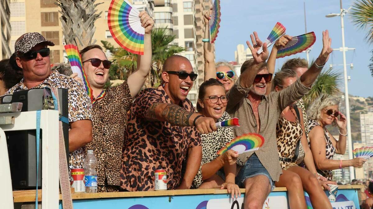 Varios miles de personas festejan el Benidorm Pride con un desfile multitudinario