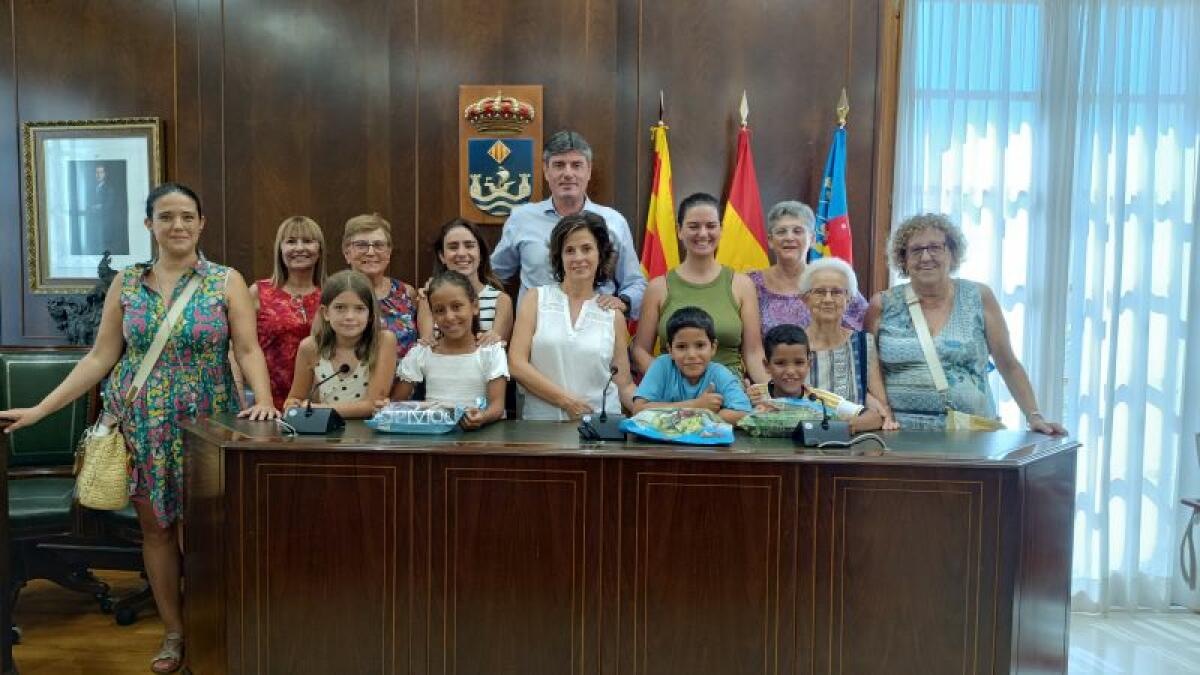 El Alcalde Marcos Zaragoza recibe a los niños y niñas saharauis que han pasado las vacaciones de verano en Villajoyosa