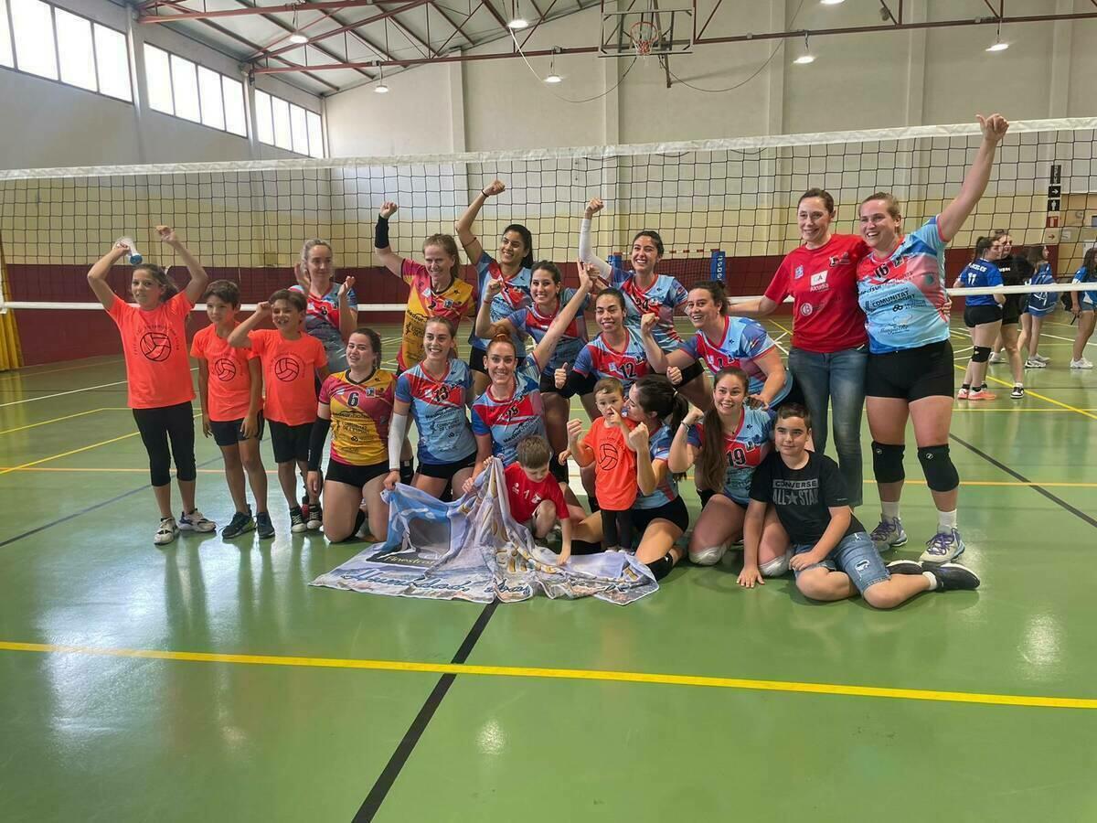 EN MARCHA LAS CLASES DE VOLEY PLAYA EN LA CALA DE FINESTRAT CON CERCA DE 60 INSCRITOS/AS