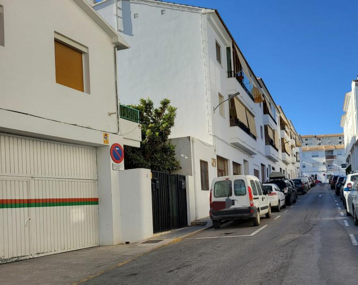 Los vecinos de la calle Alfaz del Pi en Altea inician recogida de firmas para evitar la eliminación de aparcamiento impuesta por el ayuntamiento de Altea