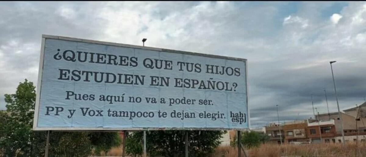 Amigos de Hablamos Español en Castellón han costeado 10 vallas en los accesos a la ciudad, para apoyar las mejoras que reclama la asociación en la nueva ley sobre lenguas de PP y VOX