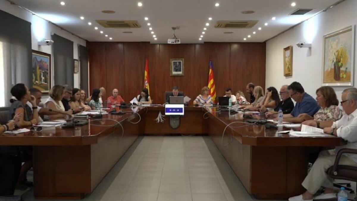 El PSOE de Alfaz vota en el pleno en contra de su propio programa y no quiere que los mayores sean atendidos de manera preferente