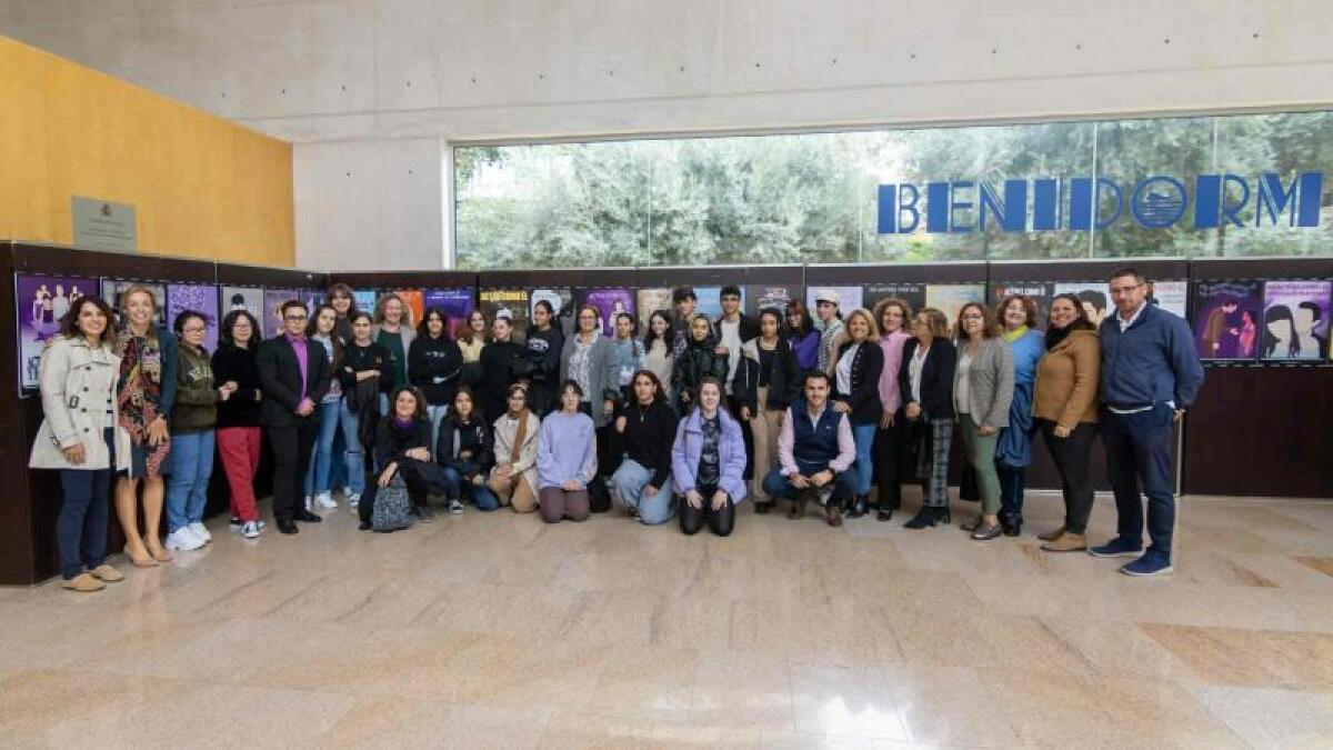 Igualdad inaugura la VI Exposición de carteles contra la violencia de género de alumnos del IES Pere María Orts 