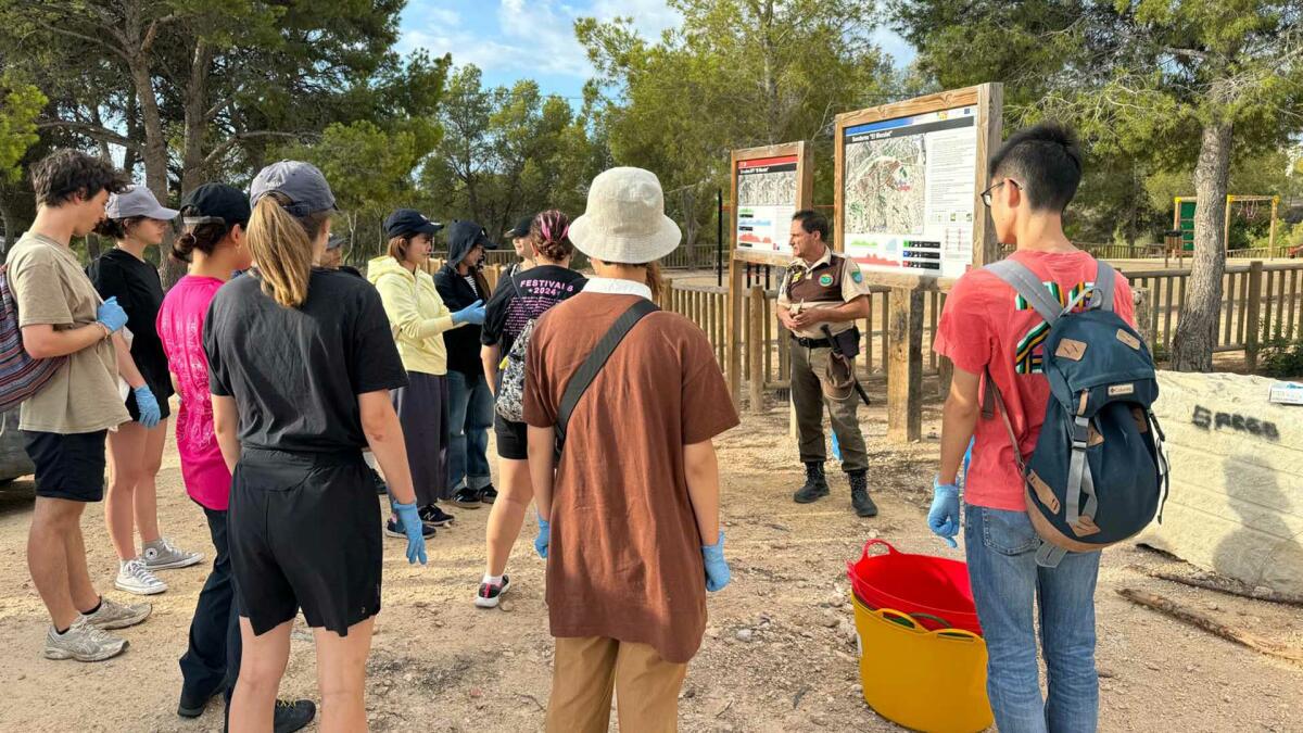 Jóvenes voluntarios realizan una jornada de limpieza en los senderos del Parque de El Moralet