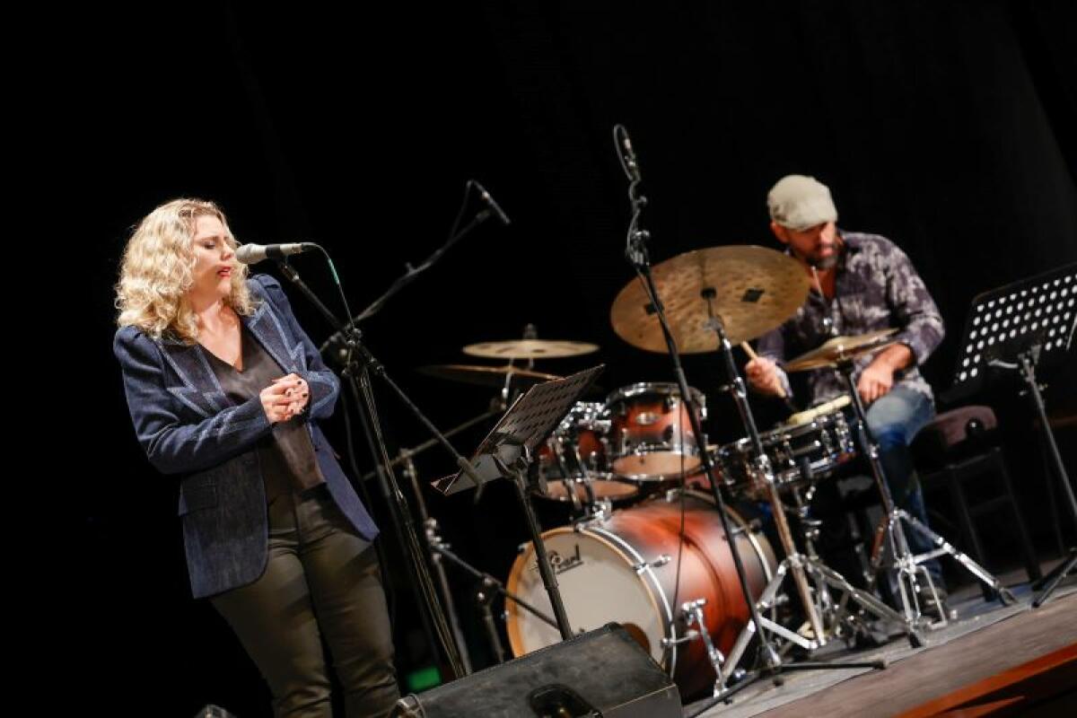 La cantante Hanne Tveter recaló anoche en l’Alfàs para presentar ‘Huldra’ en las Jornadas Hispano Noruegas