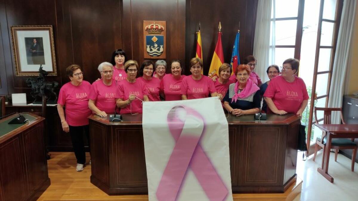 El Ayuntamiento de la Vila Joiosa y la asociación Ágora cuelgan el lazo rosa contra el cáncer de mama