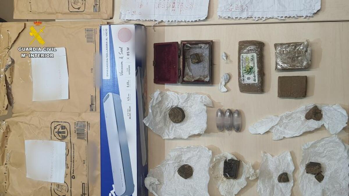 La Guardia Civil detiene a un conductor que portaba droga oculta en paquetes para enviarla al extranjero