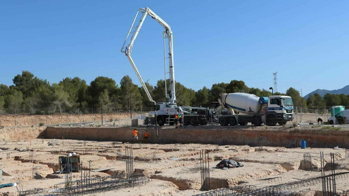 Benidorm inicia una nueva fase en la construcción del tanatorio con el comienzo de los trabajos de hormigonado de la parcela  