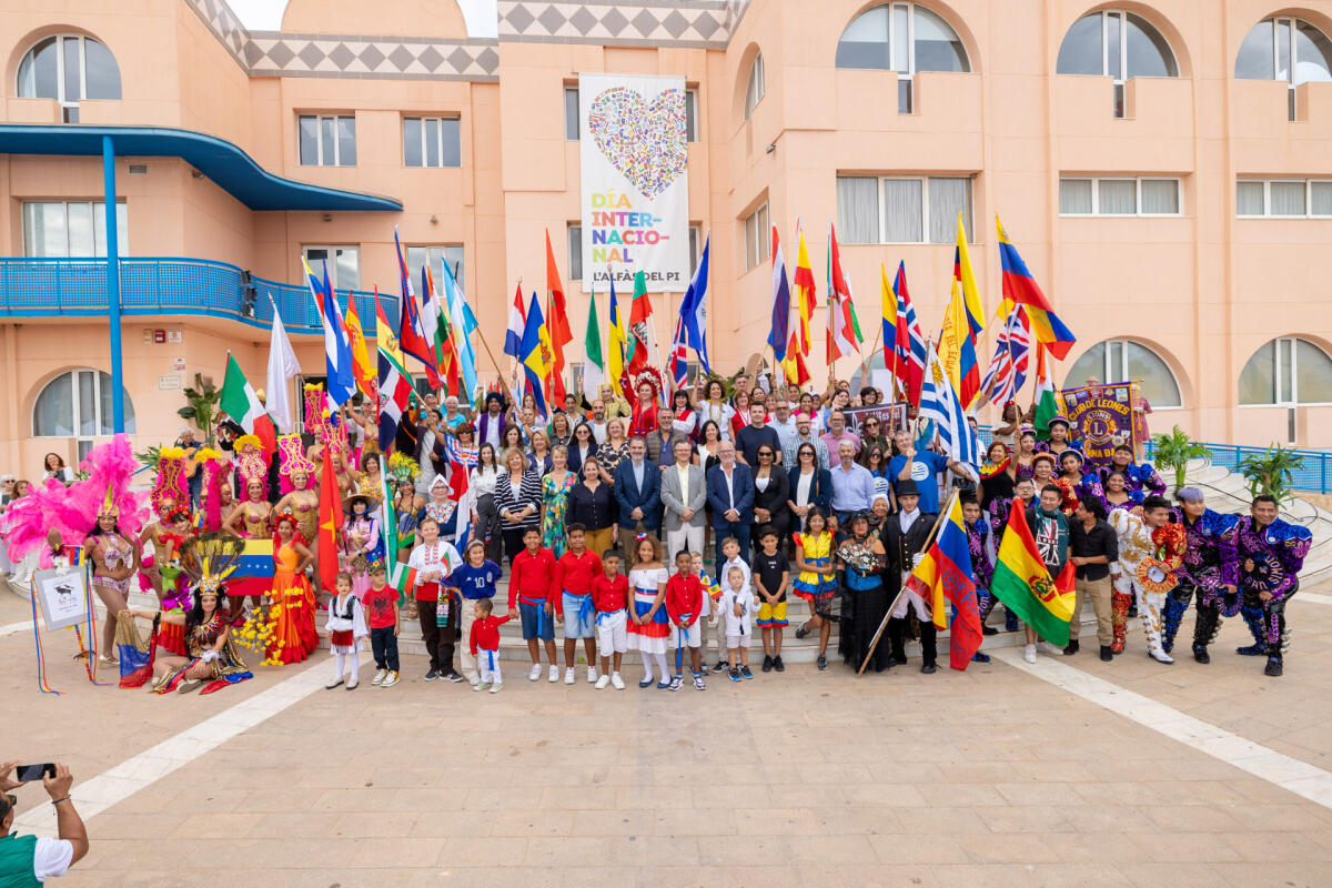 El XVII Día Internacional de l’Alfàs reúne a más de 3.000 personas en una fiesta de la multiculturalidad