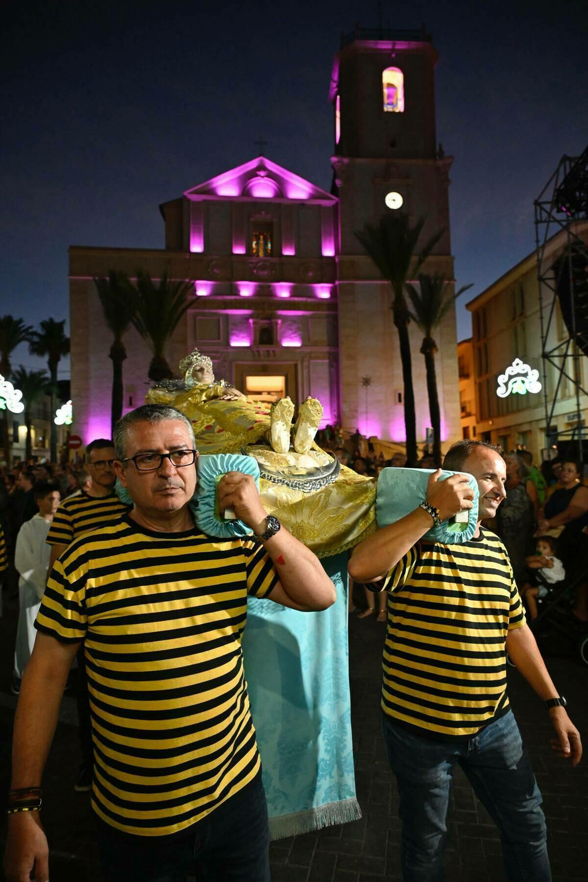 La procesión a la Mare de Déu d’Agost i Sant Roc, protagonistas del día grande de “Festes d’Agost”