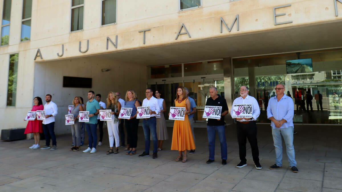 Benidorm expresa su condena por el crimen machista de una mujer de 33 años en Madrid