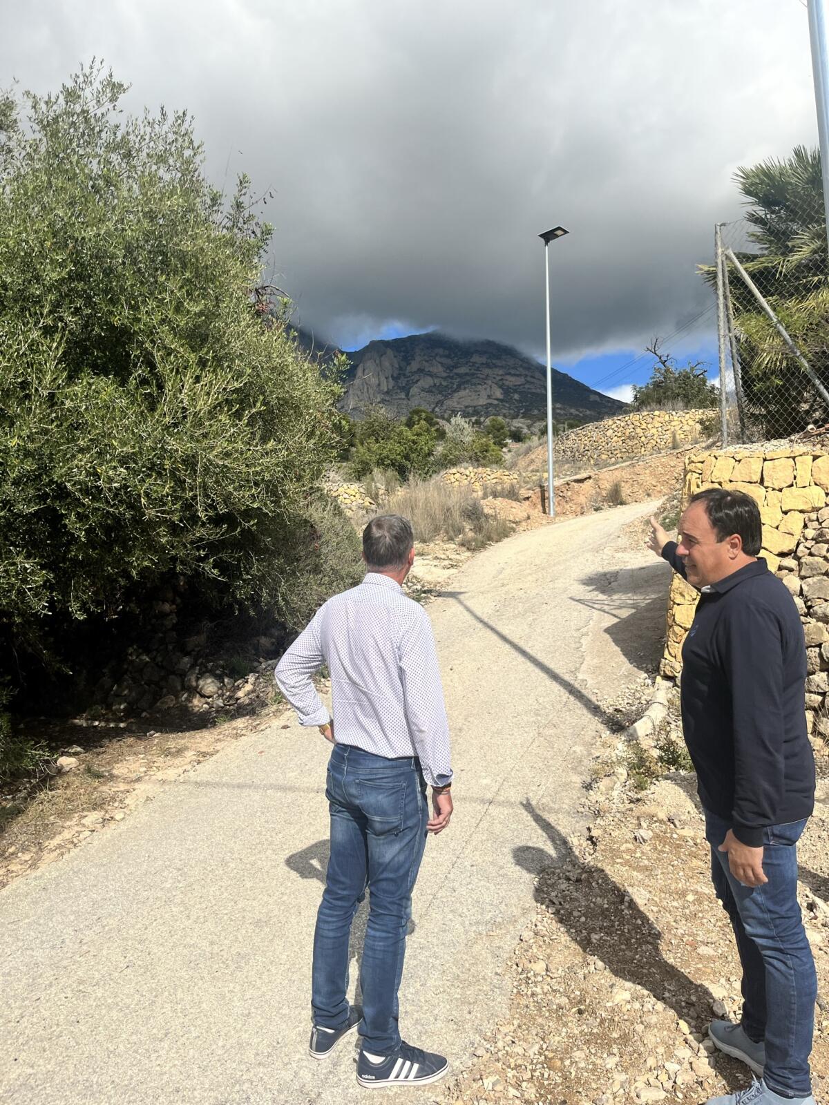 LLEGAN LAS FAROLAS SOLARES A LA PARTIDA RURAL “EL FOSSALET” DE FINESTRAT 