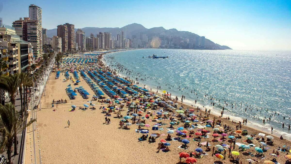 Benidorm refuerza los servicios de limpieza, socorrismo y seguridad en las playas por el inicio de la temporada alta