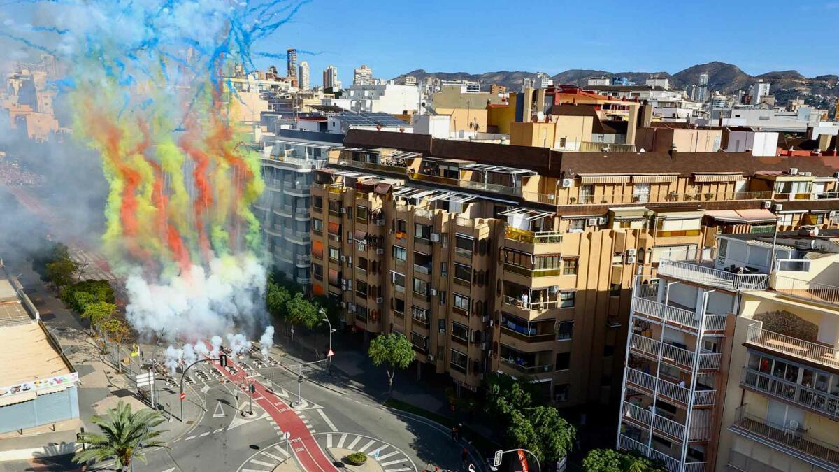 Una atronadora mascletà y una multitudinaria misa protagonizan los primeros actos del día de la Mare de Déu