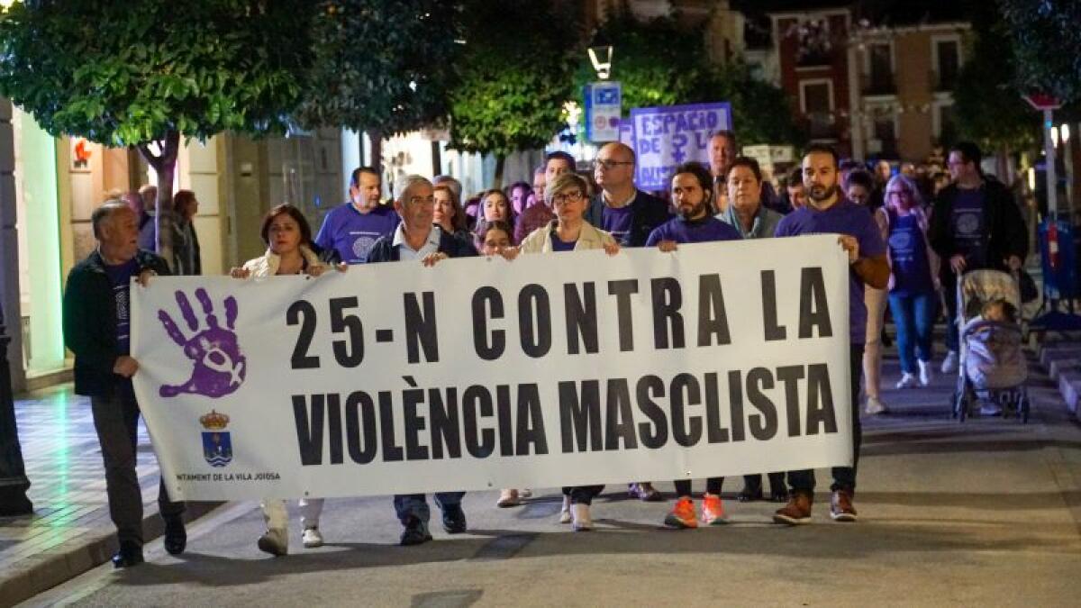 Cientos de personas se unen en la Vila Joiosa contra la violencia machista