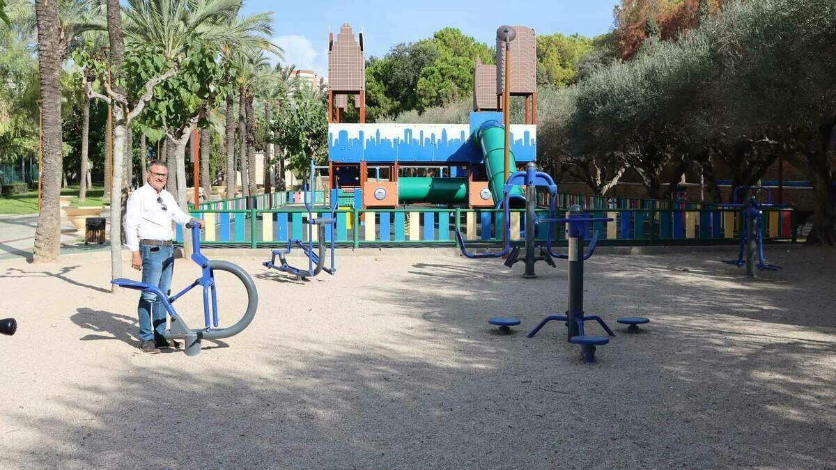 Benidorm continua la renovación de columpios y elementos biosaludables en varios parques de la ciudad