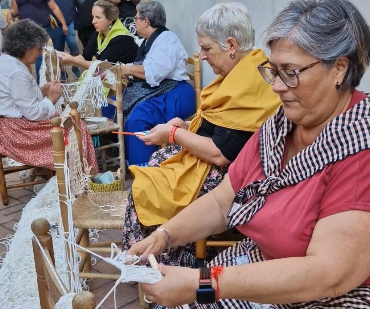 Miles de visitantes disfrutan de las actividades culturales en las calles de La Vila Vella 