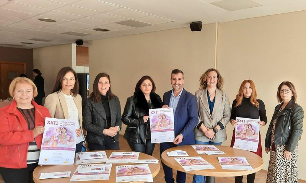 Las  Concejalías de Igualad de la Comarca se reúnen en Altea para presentar el cartel de actos de la XXII Trobada de Mujeres de la Marina Baixa