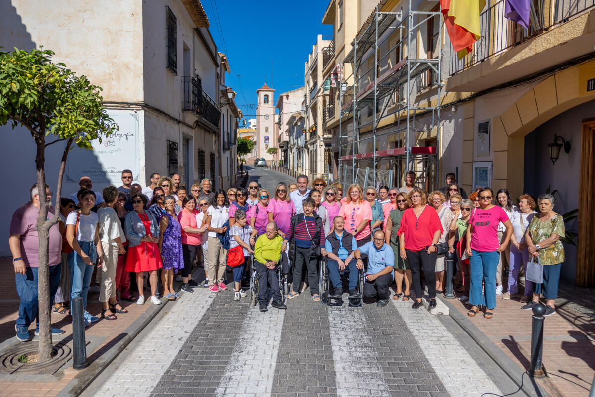 Más de medio centenar de personas participan en l’Alfàs en la lectura del manifiesto del Día del Cáncer de Mama