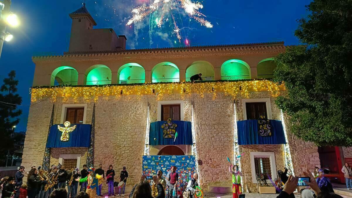 Centenares de personas participan en la inauguración de La Nadala, la feria de Navidad en Villajoyosa 