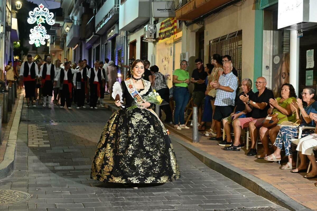 Las calles de La Nucía se llenaron de flores y trajes tradicionales en la ofrenda de “Festes d’Agost”