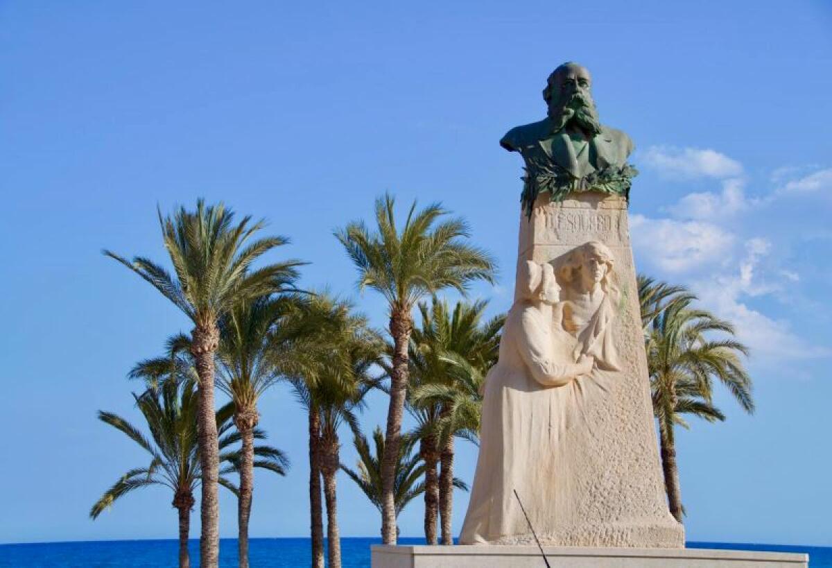 El busto del Doctor Esquerdo del paseo marítimo de la Vila Joiosa lucirá nuevamente ornamentación floral