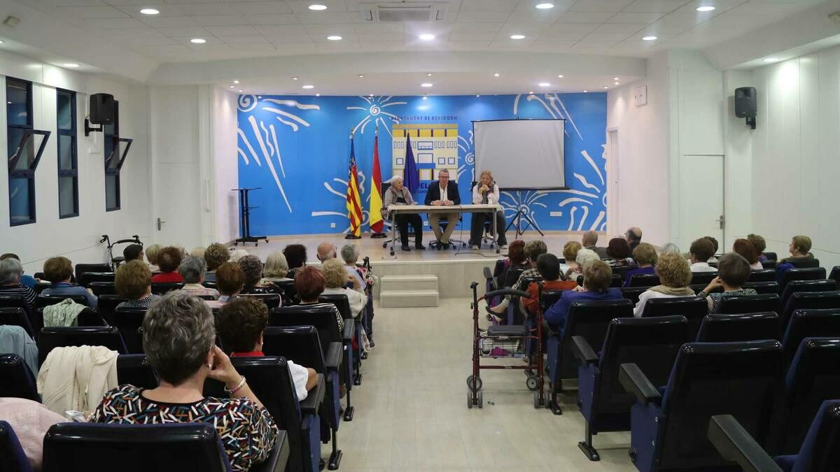 El alcalde explica a las Amas de Casa la gestión de las ayudas de Benidorm a los afectados por la DANA 