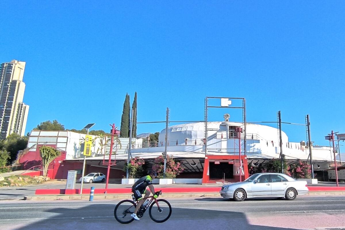 El PSOE pide la protección del platillo volante que albergó Cap 3000 por su singularidad arquitectónica