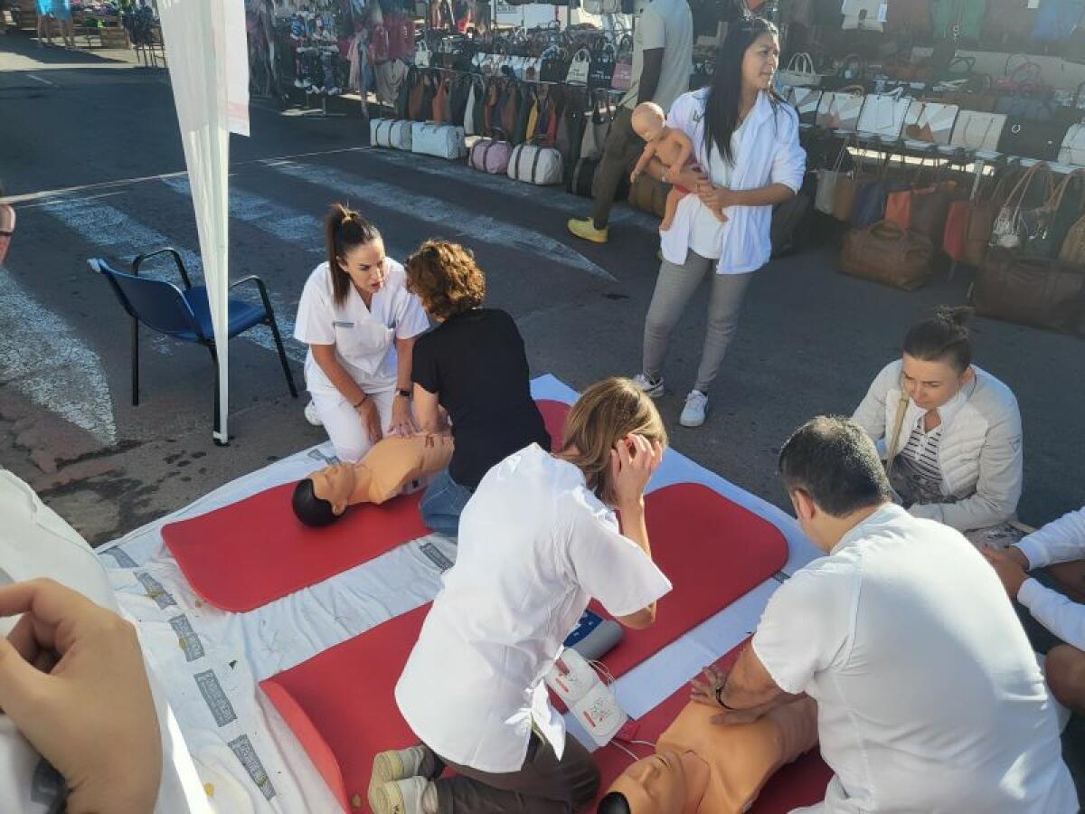 El equipo de enfermería del Centro de Salud de l’Alfàs enseña a la población técnicas de reanimación cardiopulmonar