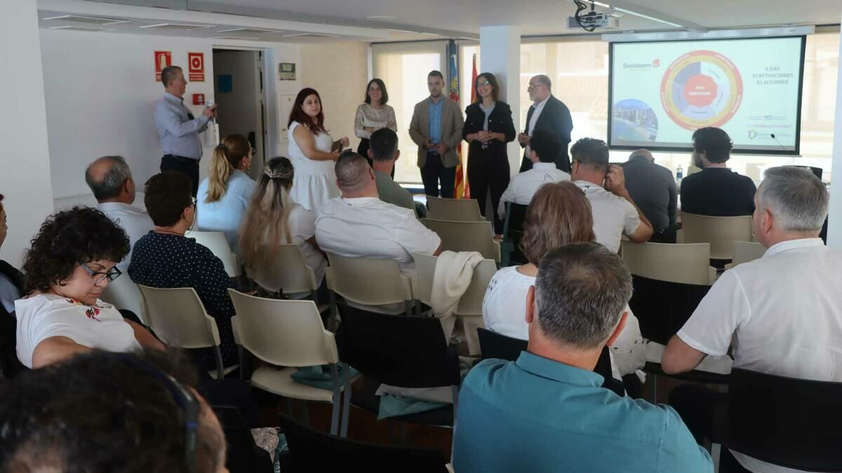 Una delegación de alcaldes y empresarios rumanos se interesan en Benidorm por los proyectos de turismo sostenible 