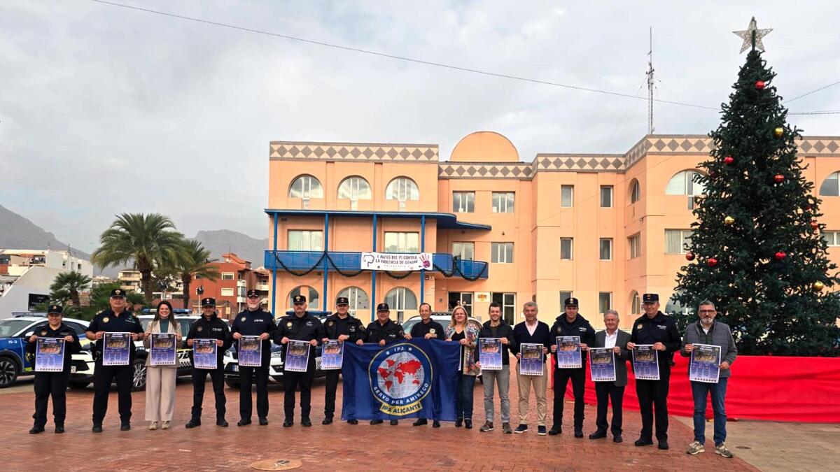 La Policía Local de Benidorm participa en una campaña comarcal de recogida de juguetes para niños afectados por la DANA