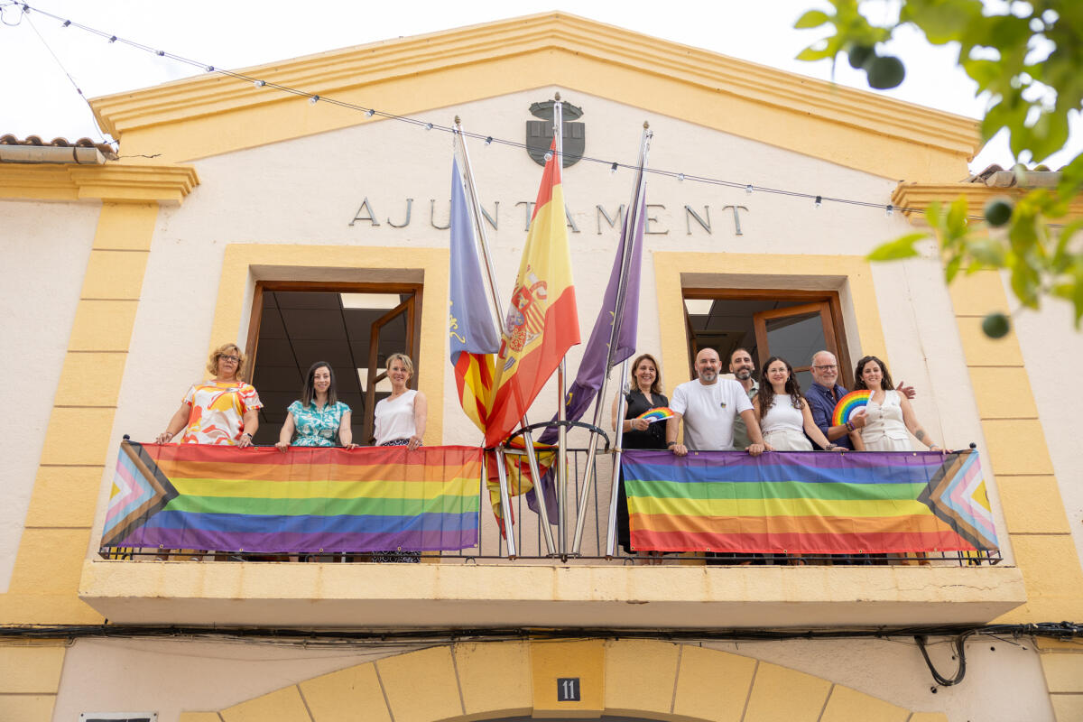 La bandera arcoiris ondea en el Ayuntamiento de l’Alfàs en el Día Nacional del Orgullo LGTBIQ+   