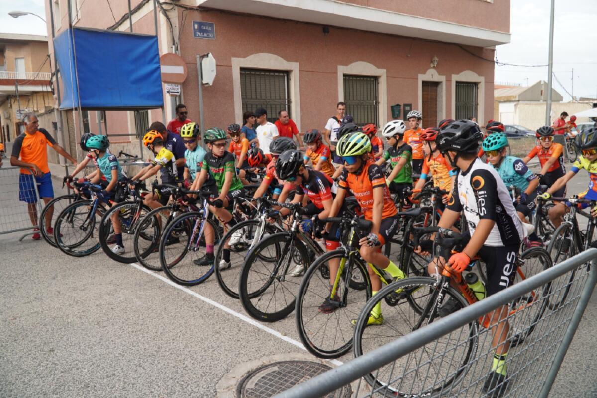 Ciclistas de la comarca en Benferri