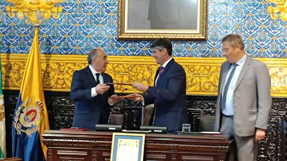Los alcaldes Marcos Zaragoza y José Ignacio Landaluce firman el acuerdo de hermanamiento de las ciudades de Villajoyosa y Algeciras 