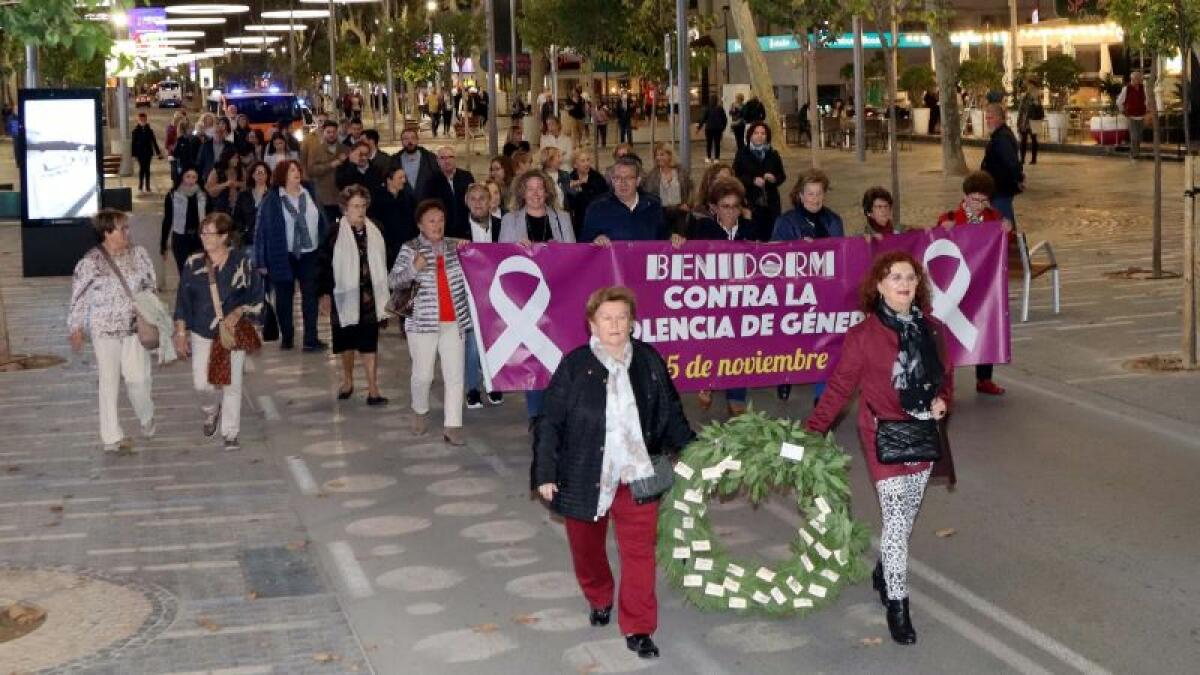 Benidorm reclama el cese de la violencia hacia la mujer y hace un llamamiento para combatir “juntos” esta lacra 