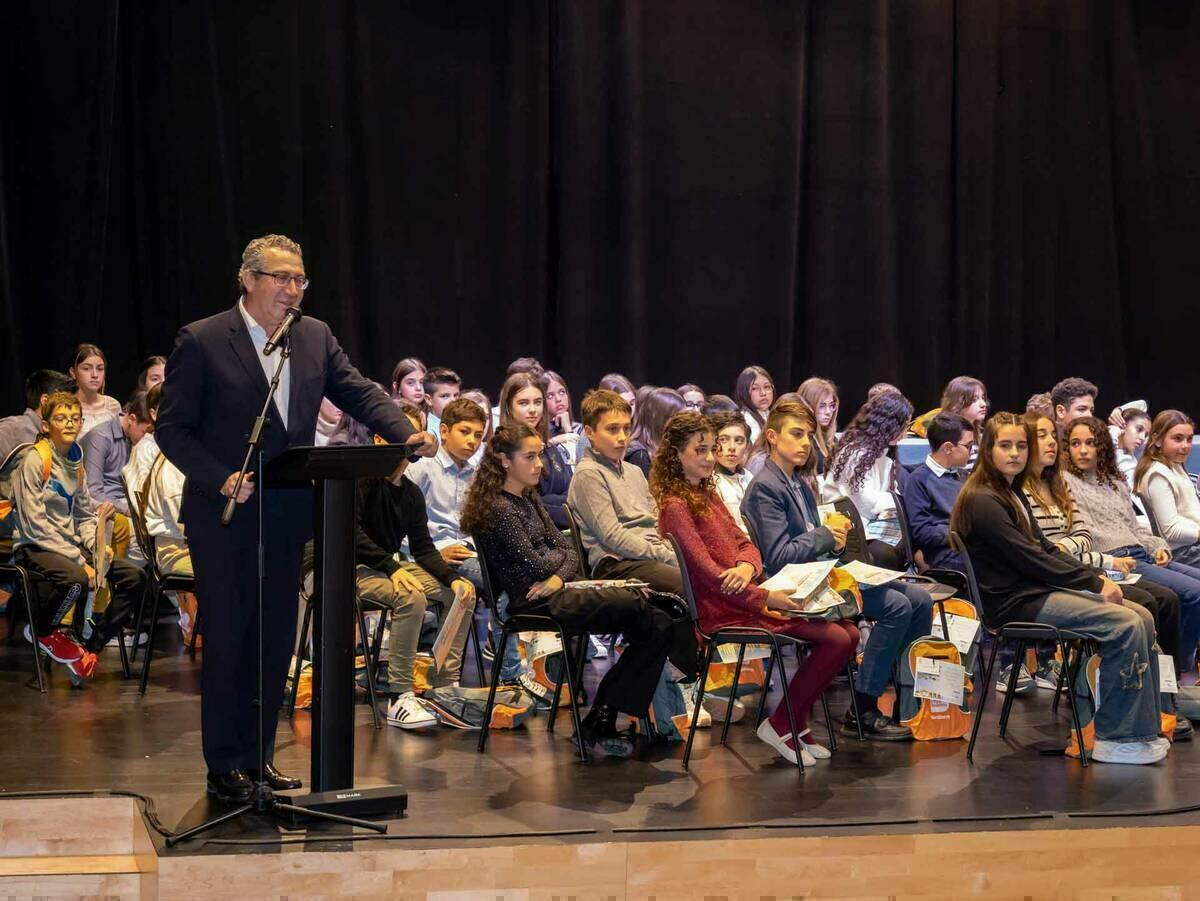 Benidorm premia el rendimiento académico de 84 estudiantes de Primaria y Secundaria