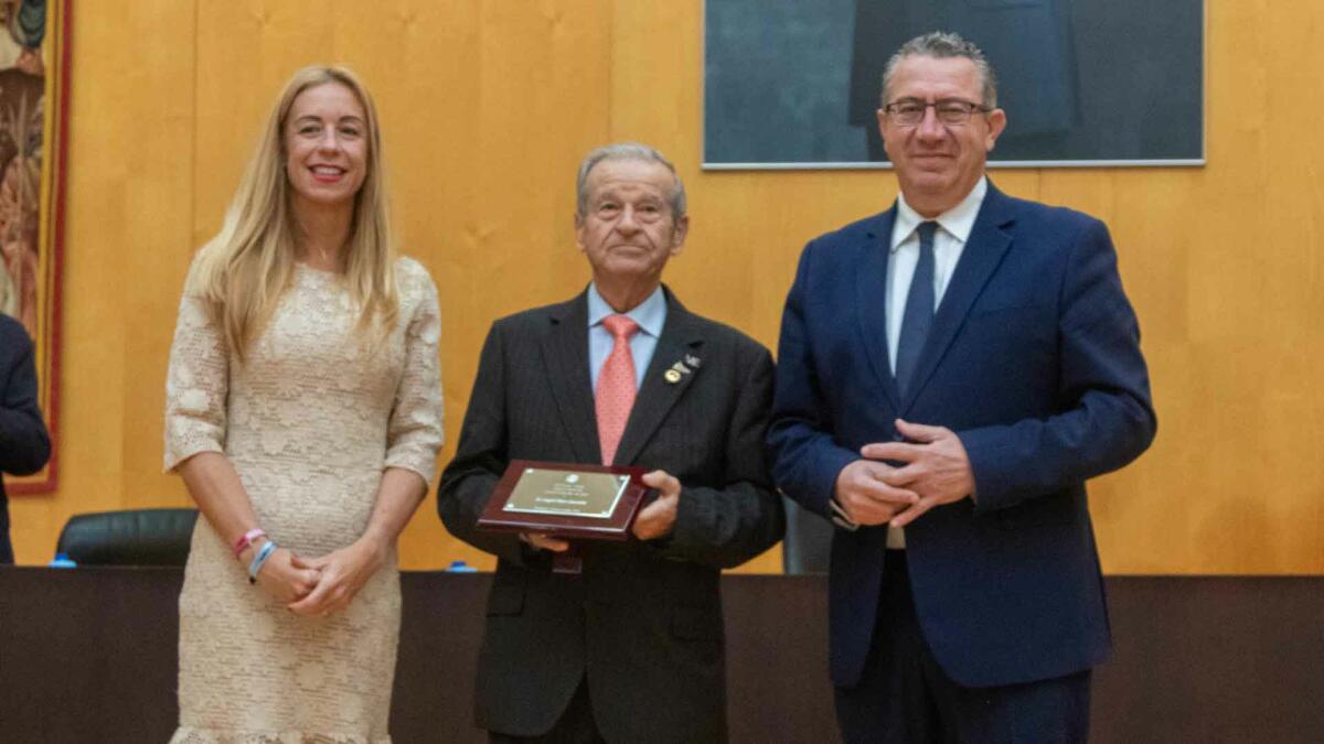 Ángel Olmo Quesada recibe el reconocimiento como Vecino Ejemplar de Benidorm